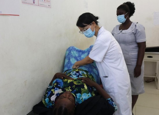 2023年2月27日，在塞拉利昂首都弗里敦，一名中國醫(yī)療隊(duì)的醫(yī)生正在為患者檢查身體。