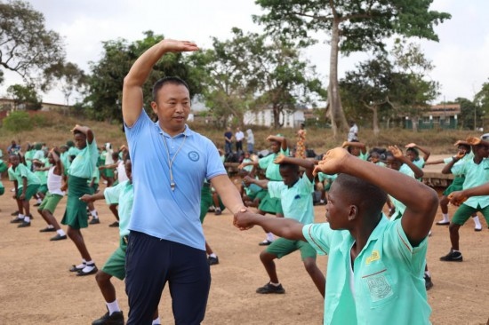 2月20日，在塞拉利昂首都弗里敦，來自塞拉利昂大學(xué)孔子學(xué)院的武術(shù)教師劉偉在為當(dāng)?shù)貙W(xué)生上武術(shù)課。