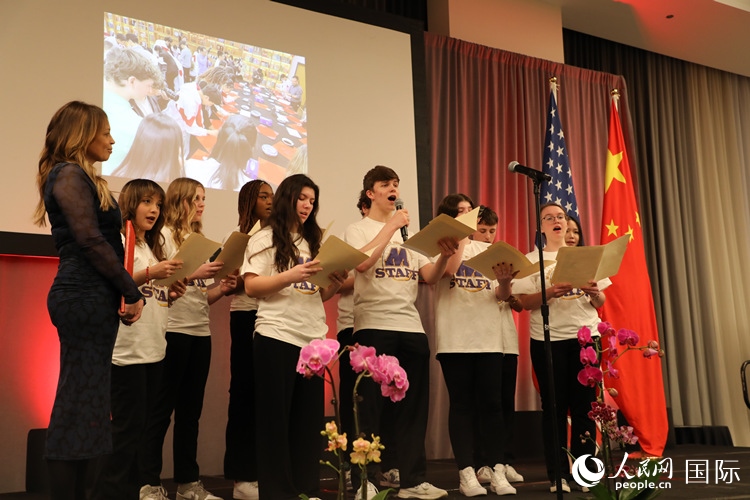 馬斯卡廷中學(xué)的學(xué)生們還深情演唱了表現(xiàn)中美兩國人民友誼的歌曲《情緣留住永恒的記憶》。 人民網(wǎng)記者 李志偉攝