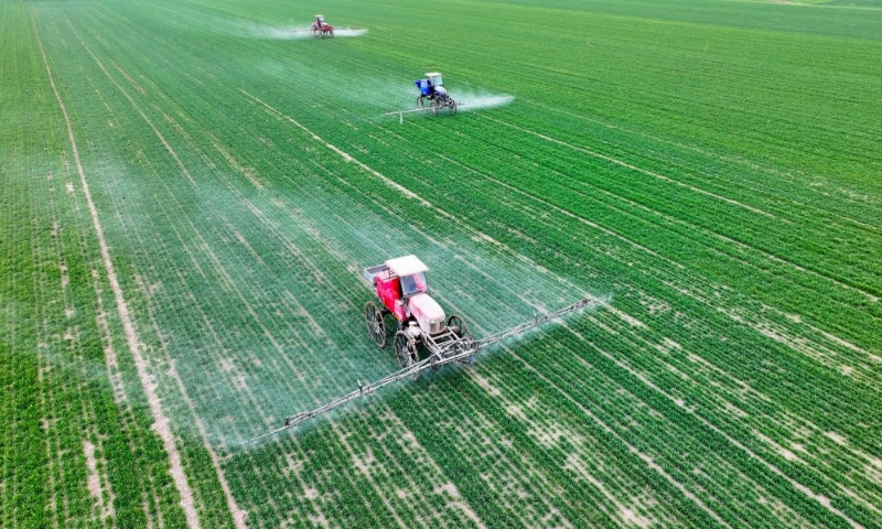 2024年2月18日，安徽省亳州市，利辛縣紀(jì)王場(chǎng)鄉(xiāng)孫老家村麥田，農(nóng)民駕駛自走式高桿噴霧機(jī)對(duì)小麥進(jìn)行噴藥作業(yè)。