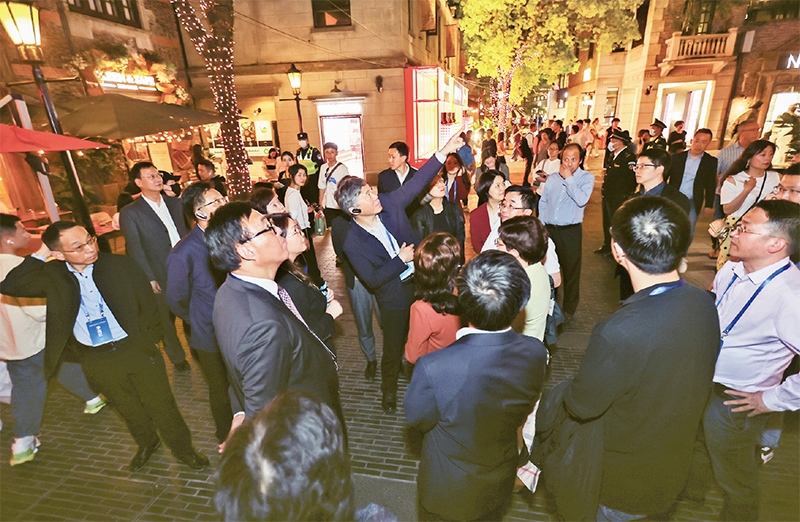 2023年4月18日，全國無黨派人士考察團(tuán)來到位于上海市黃浦區(qū)的上海新天地開放式街區(qū)考察夜經(jīng)濟(jì)。 新華社記者 王翔/攝