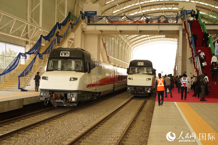 紅線車輛整裝待發(fā)。人民網(wǎng)記者 姜宣攝