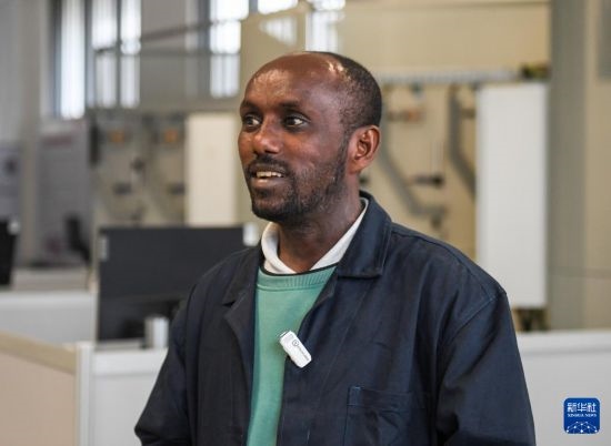 2月15日，在亞的斯亞貝巴的埃塞俄比亞聯(lián)邦職業(yè)技術(shù)培訓(xùn)學(xué)院，魯班工坊當(dāng)?shù)亟處熂s納斯·阿凱萊（中文名艾友涵）接受新華社采訪。