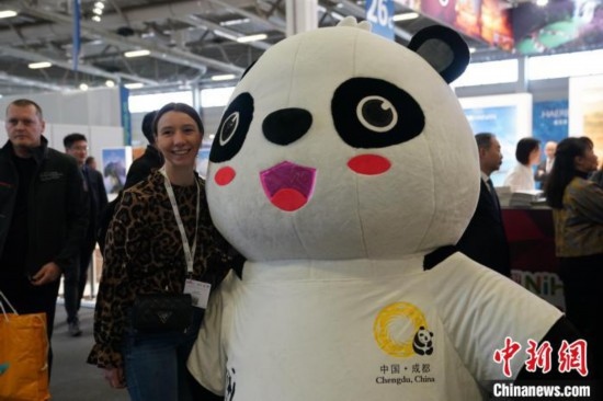 3月5日，2024年柏林國(guó)際旅游交易會(huì)(ITB)在柏林會(huì)展中心拉開帷幕。以“你好！中國(guó)”為主題的中國(guó)展區(qū)當(dāng)日亮相展會(huì)。圖為觀眾與大熊貓人偶合影。中新社記者 馬秀秀 攝