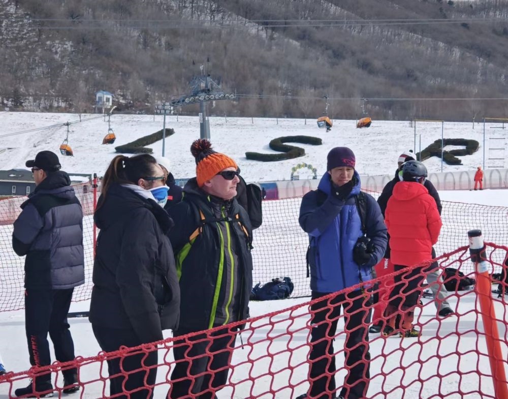 ?皮埃爾·杜邦（左三）在比賽現(xiàn)場(chǎng)。新華社記者 王沁鷗 攝