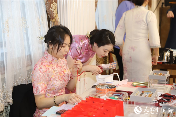 孔院教師展示剪紙。人民網(wǎng)記者 霍文攝