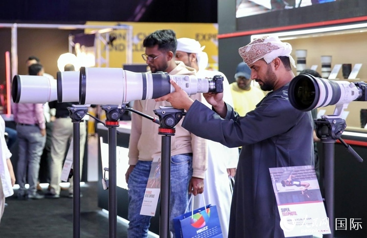 參觀者在體驗攝影設(shè)備。人民網(wǎng)塔里克·易卜拉欣攝