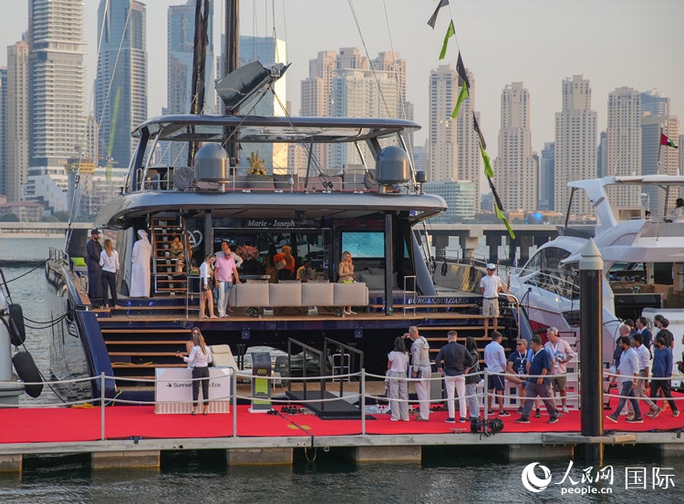 觀眾在參觀游艇。人民網(wǎng) 塔里克·易卜拉欣攝