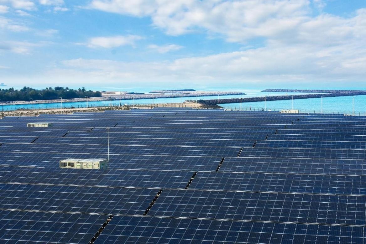 項(xiàng)目廣泛采用光伏補(bǔ)償發(fā)電系統(tǒng)，降低能源消耗。山東電建三公司供圖