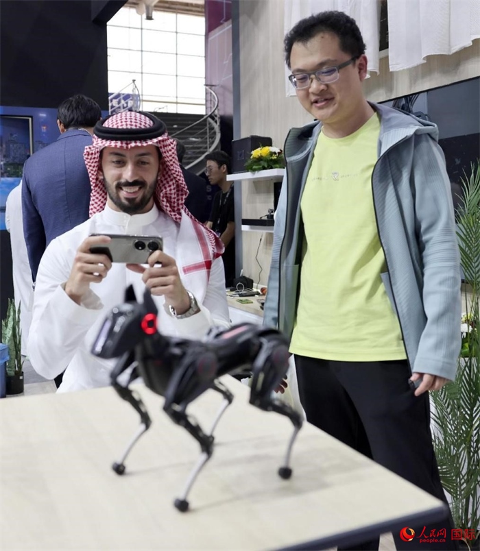 一名觀眾在體驗(yàn)操作機(jī)器狗。人民網(wǎng)記者 管克江攝