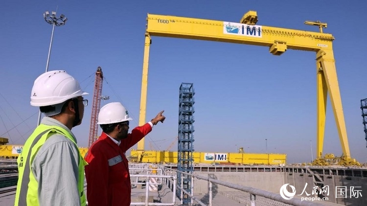 工作人員查看龍門吊情況。人民網(wǎng)記者管克江攝
