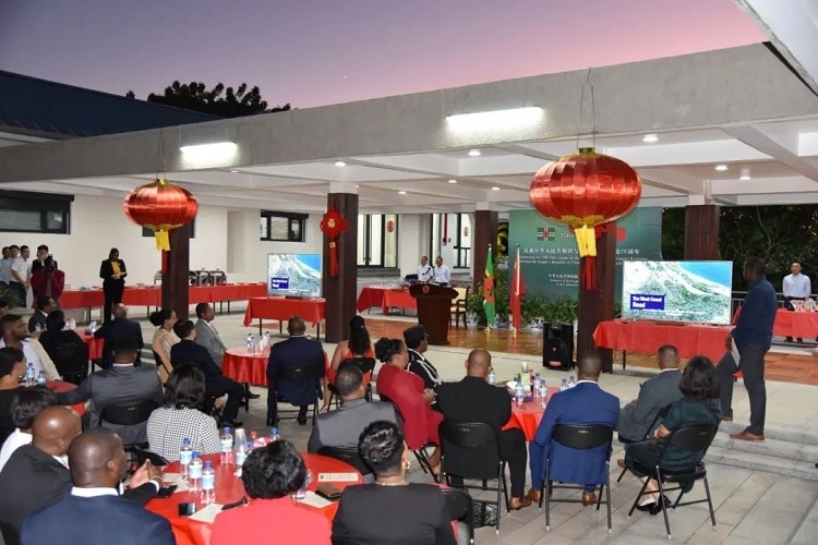 當(dāng)?shù)貢r間3月13日，慶祝中國與多米尼克建交20周年招待會在中國駐多大使館舉行。中國駐多米尼克大使館供圖