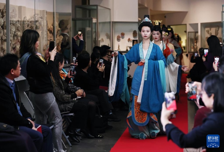 3月13日，在位于法國巴黎的吉美國立亞洲藝術(shù)博物館，模特展示敦煌復(fù)原服飾。新華社記者 高靜 攝