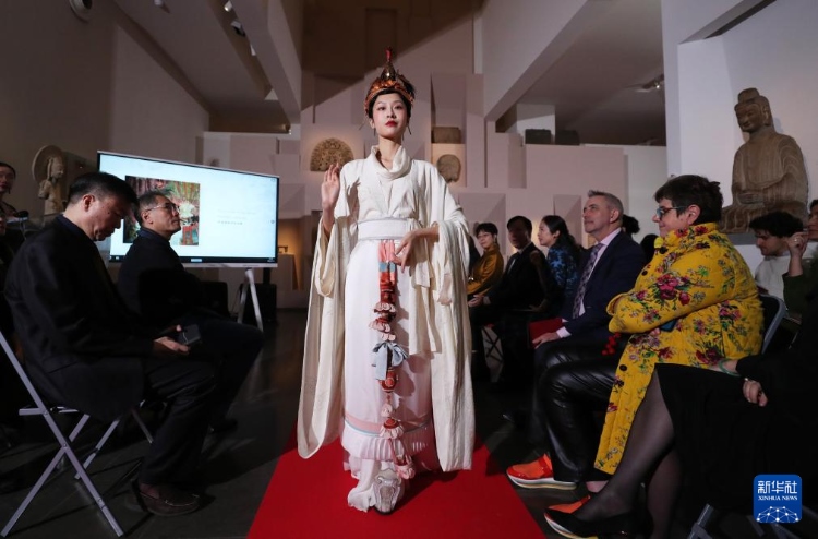 3月13日，在位于法國巴黎的吉美國立亞洲藝術(shù)博物館，模特展示敦煌復(fù)原服飾。新華社記者 高靜 攝