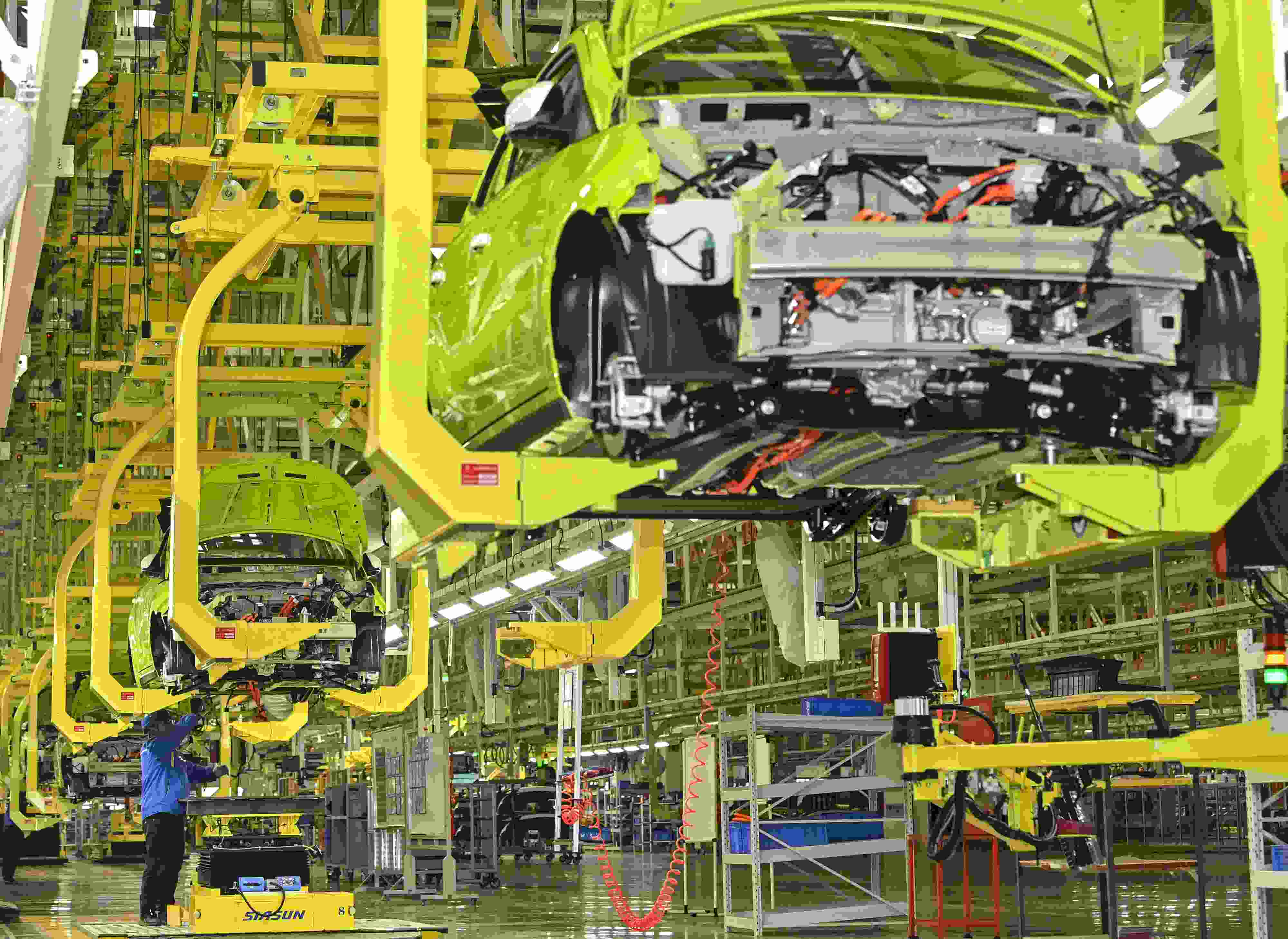 △ 2024年2月27日，一家新能源汽車公司的總裝車間生產(chǎn)線上，工人正在加緊生產(chǎn)趕訂單。