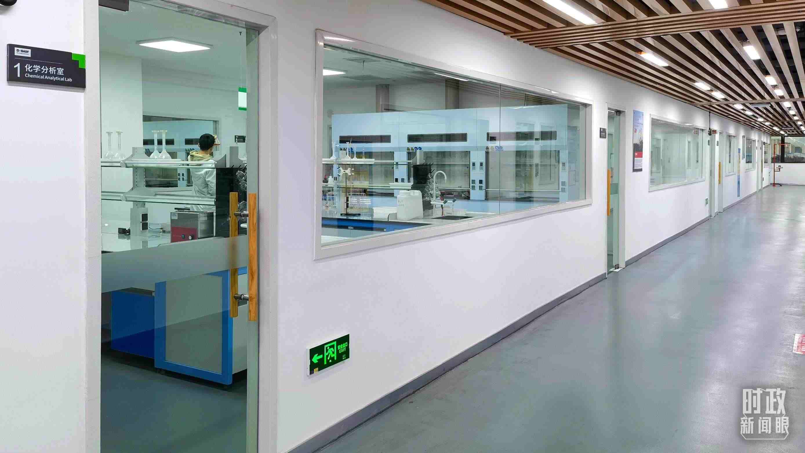 △巴斯夫杉杉電池材料有限公司化學(xué)分析室。（總臺(tái)央視記者石丞拍攝）