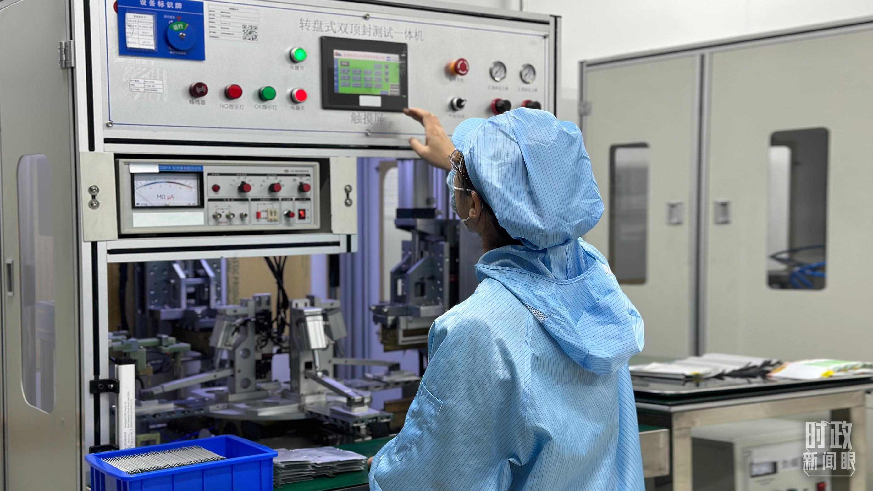 △企業(yè)電池技術(shù)中心內(nèi)，員工正在進(jìn)行電池封裝。（總臺(tái)央視記者盧心雨拍攝）