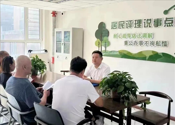 村（居）民評(píng)理說事點(diǎn)調(diào)解矛盾糾紛。遼寧省司法廳供圖