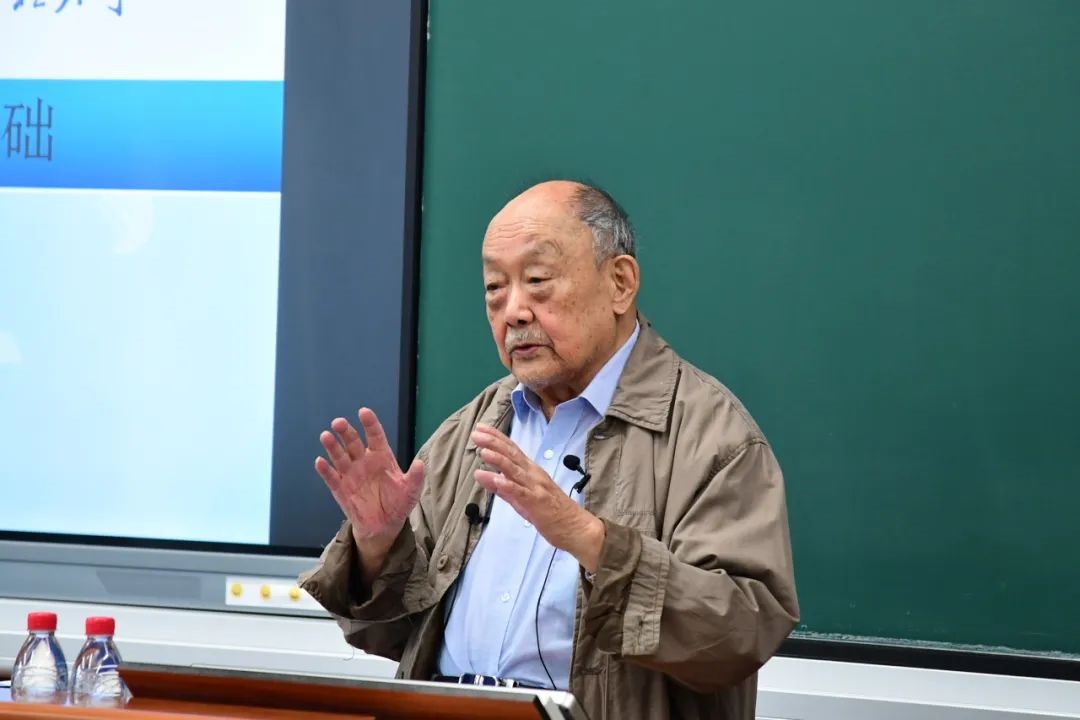 91歲的楊士莪院士“一站到底”為學生授課。哈爾濱工程大學供圖