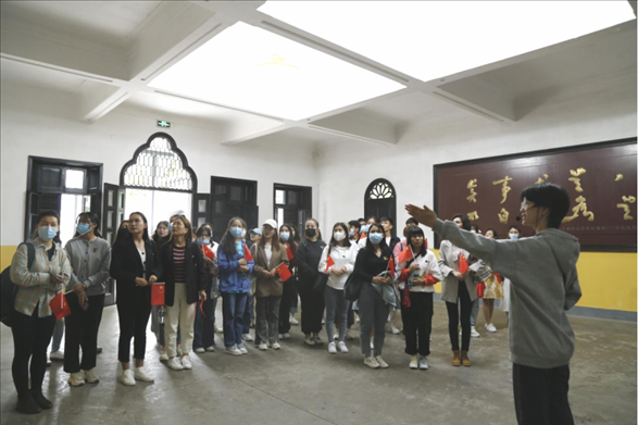 2021年5月20日，少數(shù)民族學(xué)生在湖南第一師范學(xué)院進(jìn)行紅色研學(xué)活動，共同追尋那段紅色歲月的足跡。