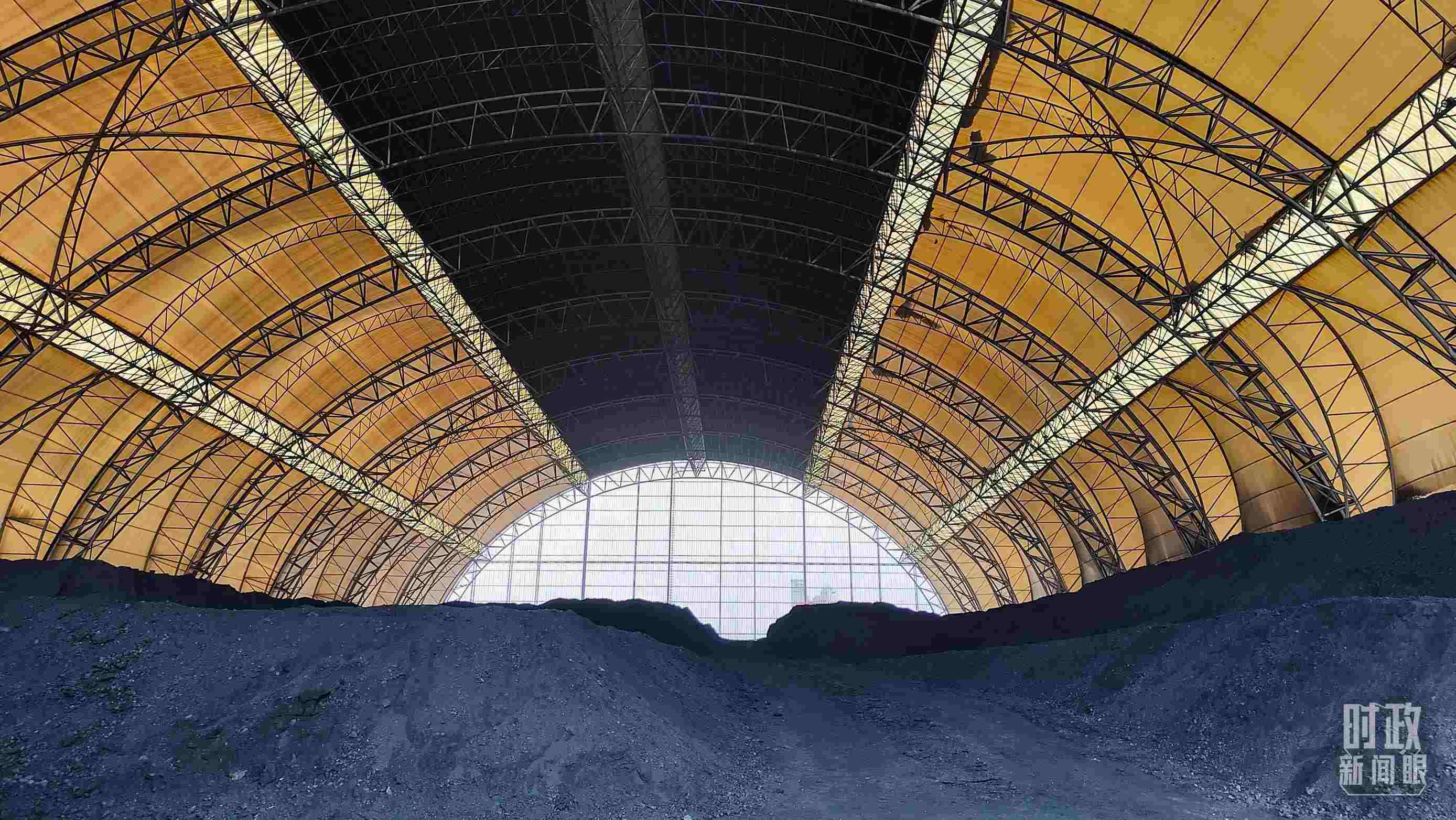 山西瑞光熱電有限責(zé)任公司儲煤場。2022年1月，習(xí)近平來到這里察看煤場儲煤情況。（總臺央視記者楊立峰拍攝）