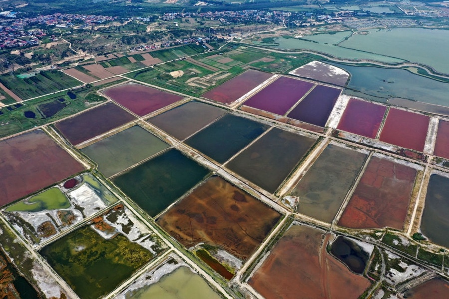 這是2023年7月11日拍攝的山西運城鹽湖一角（無人機照片）。按照“生態(tài)優(yōu)先、保護為主、適度開發(fā)”的原則，2020年9月，運城市全面停止鹽湖范圍內(nèi)的工業(yè)生產(chǎn)活動。近年來，千年鹽湖正在向生態(tài)保護、風貌重塑、產(chǎn)業(yè)轉(zhuǎn)型、全域旅游的“綠色發(fā)展”轉(zhuǎn)變。