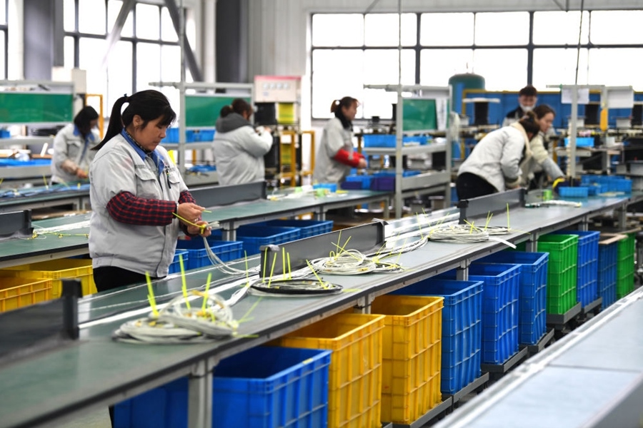 2022年2月16日，工作人員在安徽省滁州市汊河軌道交通裝備產(chǎn)業(yè)園的一家軌道交通裝備企業(yè)生產(chǎn)線上忙碌。安徽省滁州市來安縣汊河鎮(zhèn)地處皖蘇交界，緊鄰南京市江北新區(qū)。近年來，來安縣成為承接南京產(chǎn)業(yè)轉(zhuǎn)移的前沿陣地，汊河這個曾經(jīng)的傳統(tǒng)農(nóng)業(yè)小鎮(zhèn)緊抓機遇，開始深度融入長三角，參與產(chǎn)業(yè)協(xié)作分工。產(chǎn)業(yè)園吸引了越來越多長三角地區(qū)軌道交通企業(yè)入駐，形成了鐵路客車、城際軌道零部件研發(fā)、生產(chǎn)、銷售的產(chǎn)業(yè)集群。