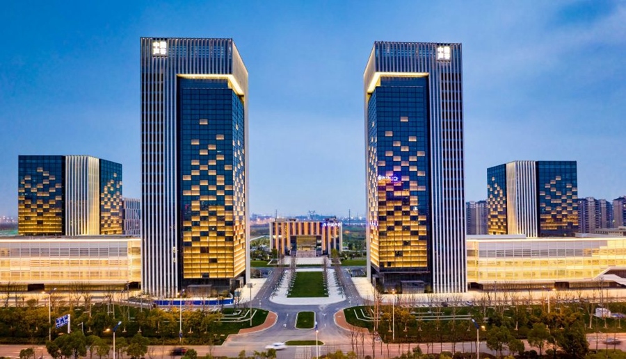 這是2019年3月13日拍攝的位于安徽合肥的中國聲谷產(chǎn)業(yè)園（無人機照片）。截至2024年，中國聲谷入駐企業(yè)超過2000戶，年產(chǎn)值超過2000億元，形成以智能語音及人工智能產(chǎn)業(yè)為核心的新一代信息技術(shù)產(chǎn)業(yè)集群。