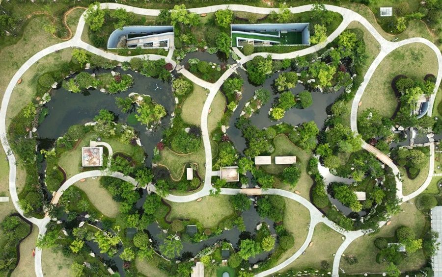 這是2023年6月15日拍攝的以“地上花園+地下治污”設(shè)計理念建設(shè)的九江市雙溪公園（無人機照片）。近年來，江西省九江市啟動中心城區(qū)水環(huán)境綜合整治工程，通過地下污水治理、岸線生態(tài)修復(fù)、興建“公園式”污水處理廠、城市智慧管網(wǎng)管控等措施，改善水環(huán)境，城市面貌煥然一新。