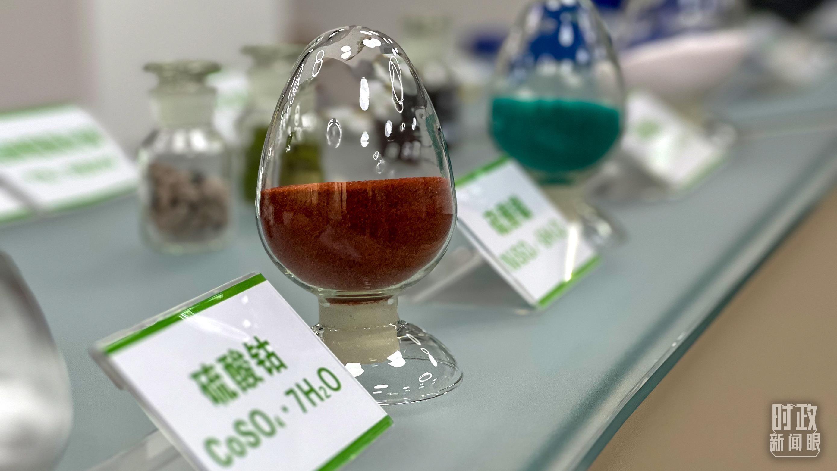 △巴斯夫杉杉電池材料有限公司的產(chǎn)品展示。（總臺央視記者李煒拍攝）