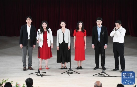 3月21日，國(guó)家開發(fā)銀行阿卡貝拉合唱團(tuán)在音樂會(huì)上演出。新華社記者 任超 攝