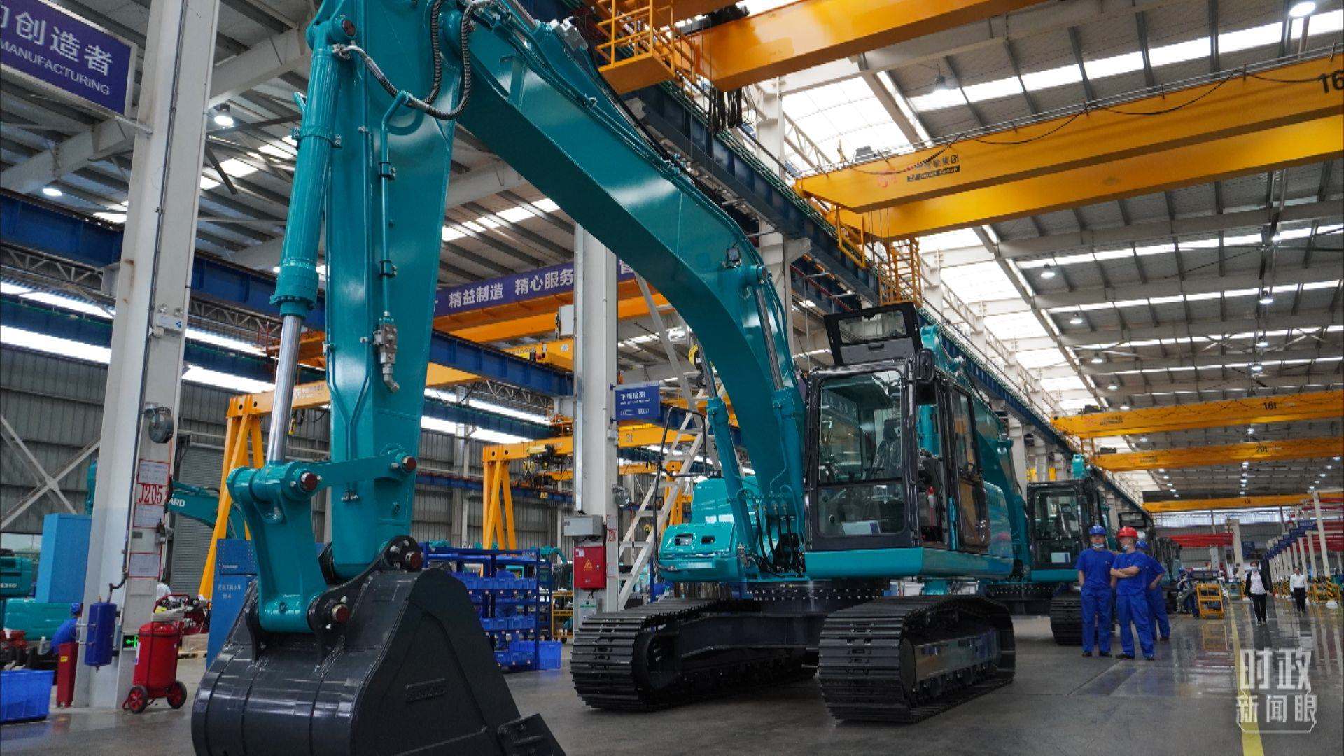 △這是山河智能大型挖掘機的組裝車間。2020年9月，習(xí)近平曾到此地考察。（總臺央視記者郭曉龍拍攝）