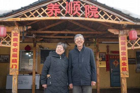 在伊春市友好區(qū)，伊春森工上甘嶺林業(yè)局有限責(zé)任公司溪水林場(chǎng)分公司退休職工劉養(yǎng)順（右）和老伴楊秋娥在自家農(nóng)家院中（3月13日攝）。新華社記者 謝劍飛 攝