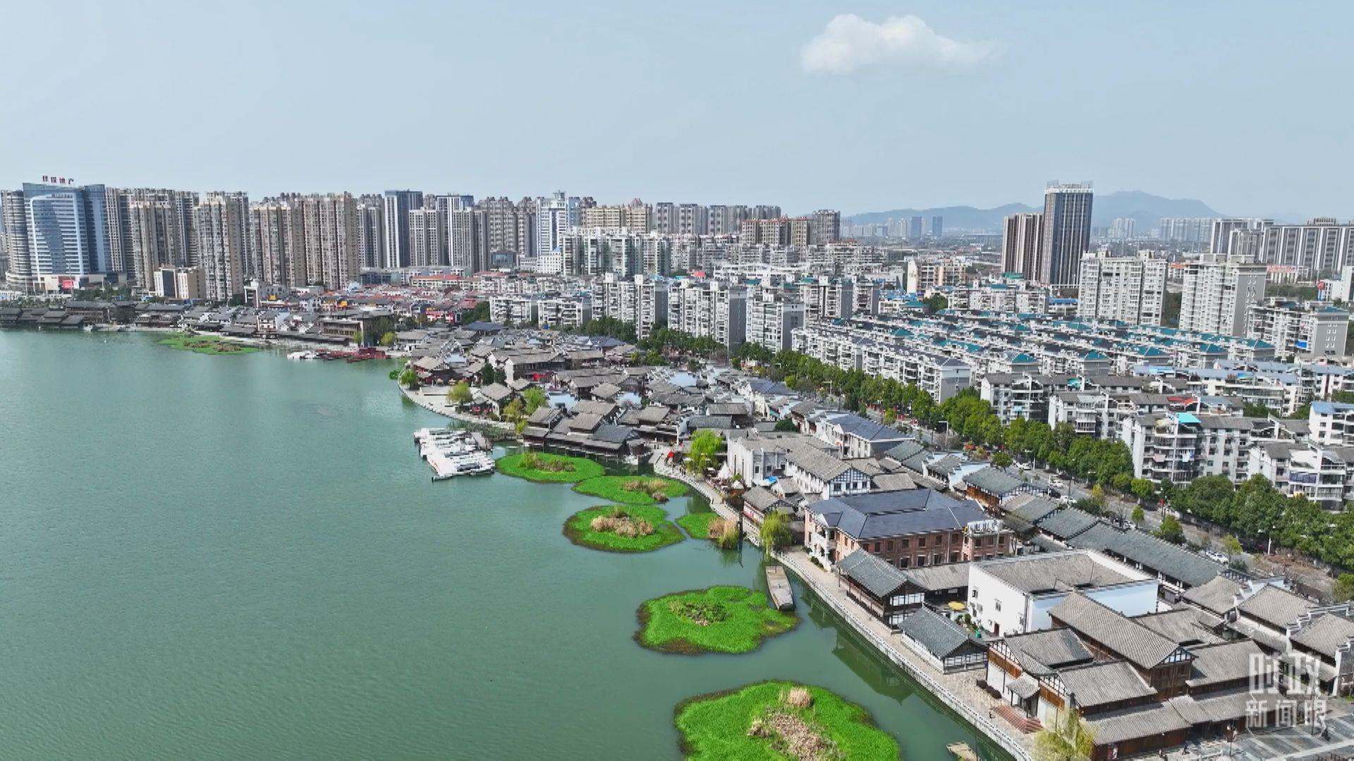 △沅江江畔，常德河街與現(xiàn)代建筑交相輝映。（總臺央視記者范凱拍攝）