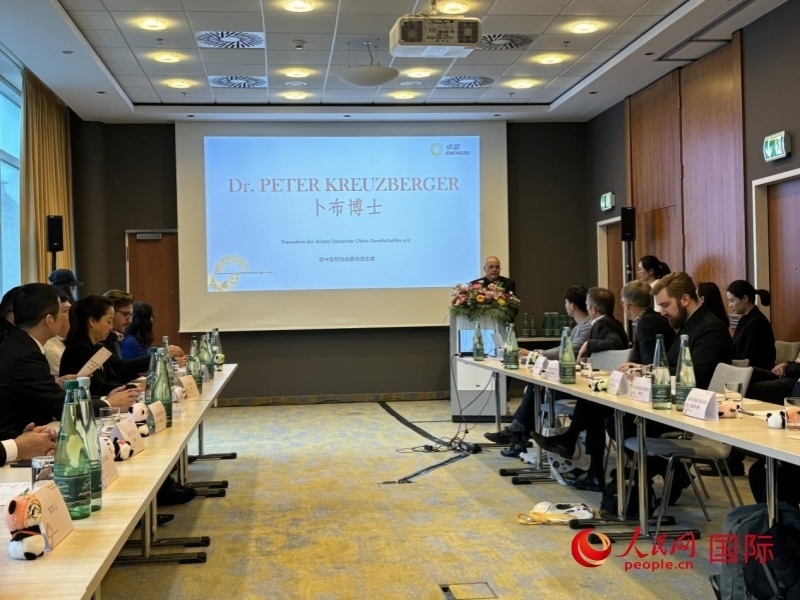 在成都文化旅游（柏林）推介座談會上，德中友好協(xié)會聯(lián)合會主席卜布致辭。人民網(wǎng)記者張慧中攝