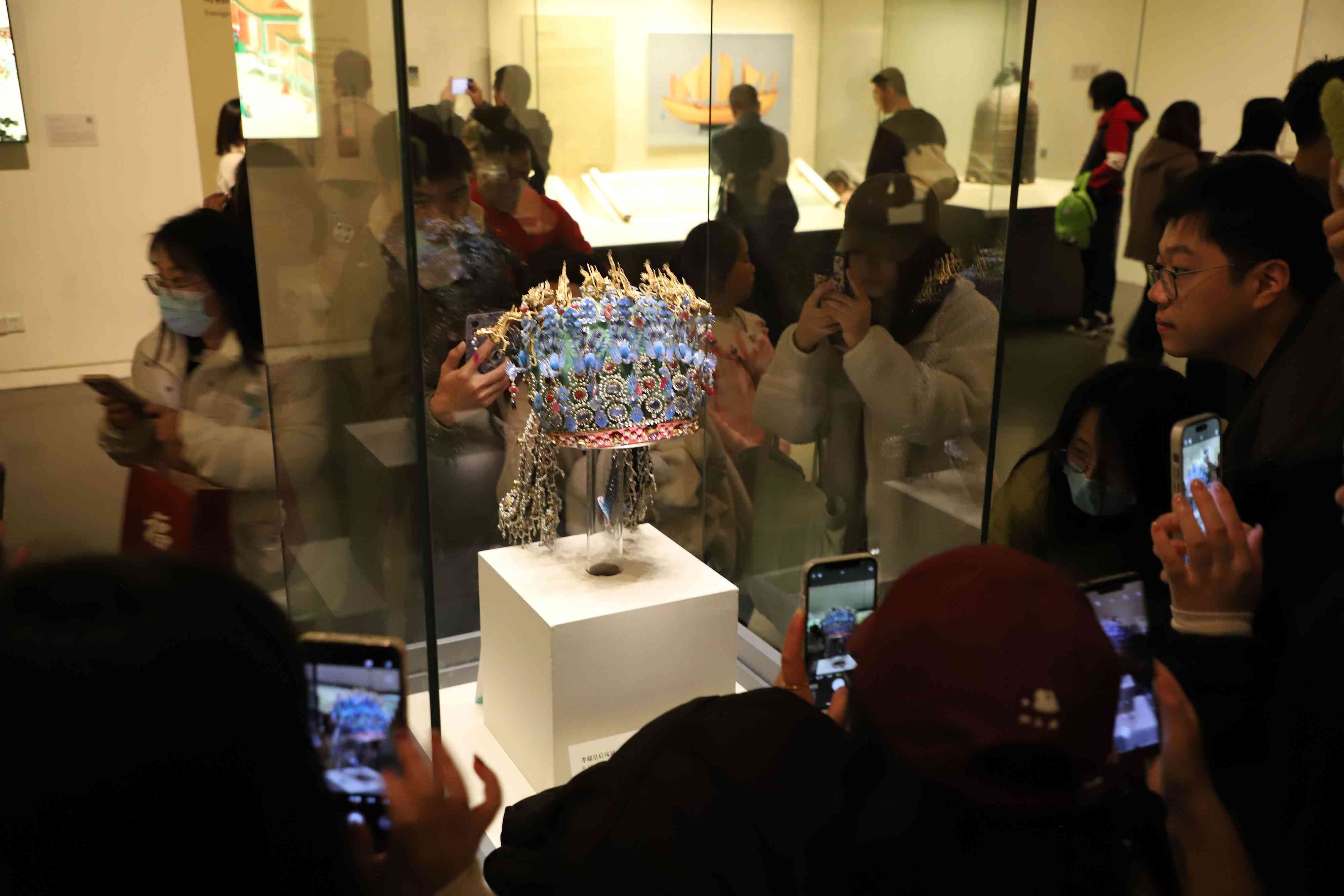 △ 2024年3月9日，北京，中國(guó)國(guó)家博物館，來(lái)自天南海北的游客在參觀藏品。