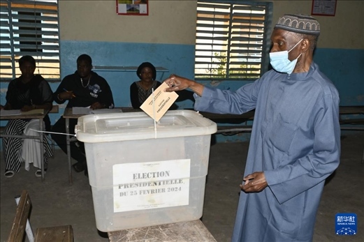 3月24日, 選民在塞內(nèi)加爾首都達(dá)喀爾的一處投票站投票。新華社發(fā)（登巴·蓋伊攝）