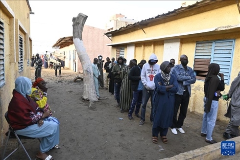 3月24日, 選民在塞內(nèi)加爾首都達(dá)喀爾的一處投票站前排隊(duì)。新華社發(fā)（登巴·蓋伊攝）