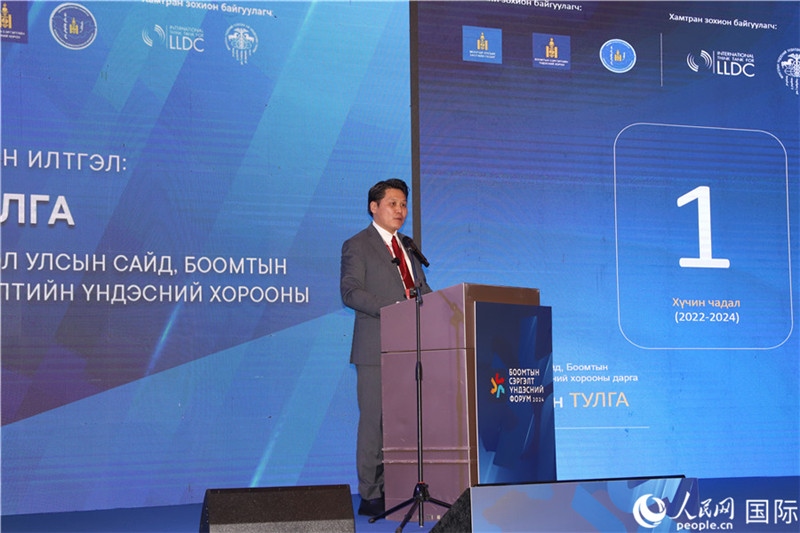 2.圖勒嘎部長做主旨報告。人民網記者 霍文攝_副本