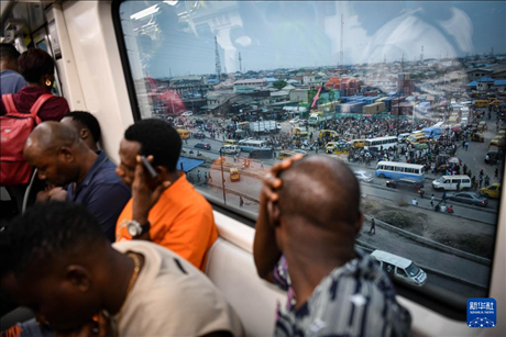 2月28日，在尼日利亞拉各斯，人們乘坐輕軌藍(lán)線列車。新華社記者 韓旭 攝