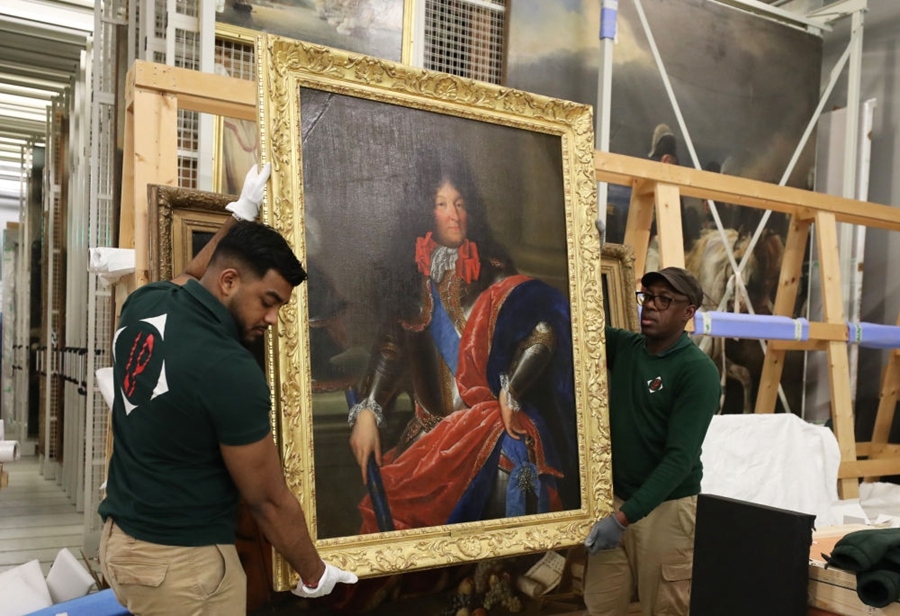  2024年3月11日，在法國巴黎近郊的凡爾賽宮，工作人員準備打包油畫《路易十四戎裝像》。在2024年中法建交60周年暨中法文化旅游年之際，凡爾賽宮和故宮博物院將于4月至6月在故宮共同舉辦“凡爾賽宮與紫禁城”展覽。凡爾賽宮工作人員將70余件法方展品打包裝箱，計劃在不久之后將其運往北京。新華社記者 高靜 攝