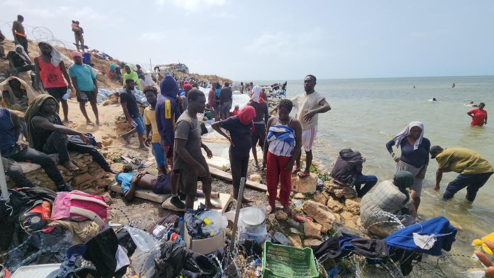 2023年7月26日，在突尼斯與利比亞邊境的艾季迪爾角，眾多移民滯留在地中海海岸邊。新華社發(fā)（哈姆扎·圖爾基亞攝）