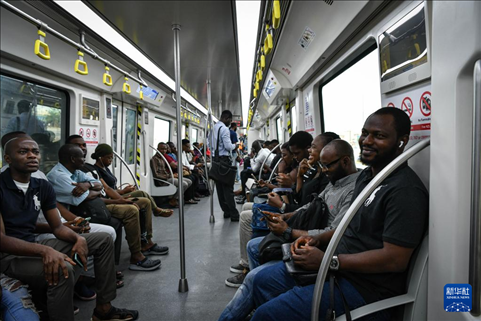 2月28日，在尼日利亞拉各斯，人們乘坐輕軌藍(lán)線列車。新華社記者 韓旭 攝