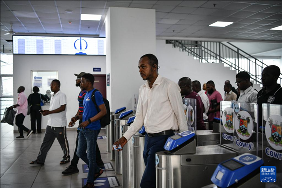 2月28日，在尼日利亞拉各斯，人們?cè)谳p軌藍(lán)線碼頭站刷卡出站。新華社記者 韓旭 攝