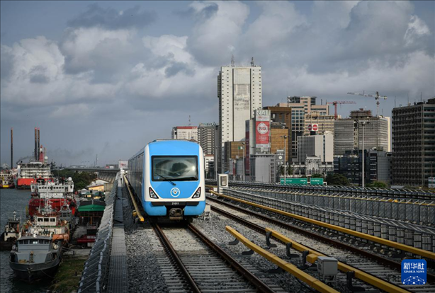 這是2月28日在尼日利亞拉各斯拍攝的一列輕軌藍(lán)線列車。新華社記者 韓旭 攝