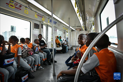 2月28日，在尼日利亞拉各斯，一所小學(xué)的學(xué)生們體驗(yàn)乘坐輕軌藍(lán)線列車。新華社記者 韓旭 攝