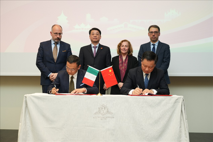 揚州市政府與意大利中國商會簽署合作協(xié)議。 主辦方供圖