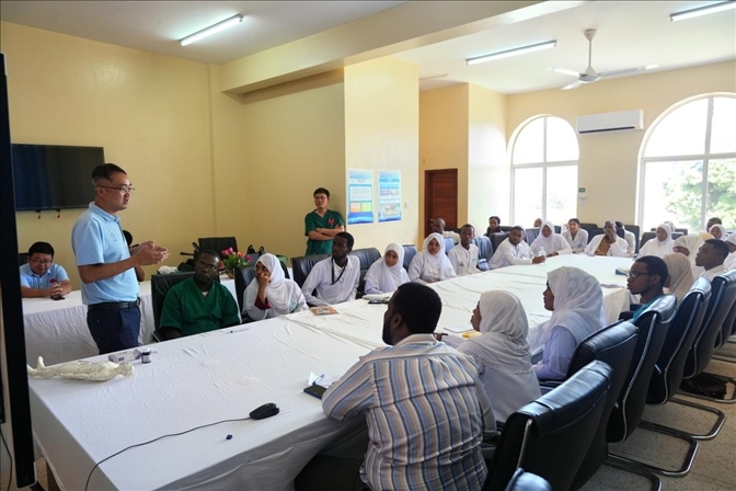 韋長群醫(yī)生進行中醫(yī)講座。中國援桑醫(yī)療隊供圖