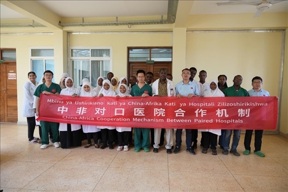 醫(yī)療隊隊員和當?shù)蒯t(yī)生們合影。中國援桑醫(yī)療隊供圖