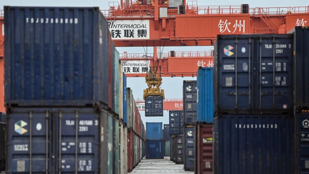 △2023年5月11日，在廣西欽州鐵路集裝箱中心站，塔吊在下卸集裝箱。近年來，在RCEP政策紅利推動下，中國與東盟產業(yè)合作不斷深化，助力區(qū)域經濟發(fā)展。